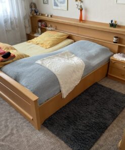 Doppelbett mit Schränken