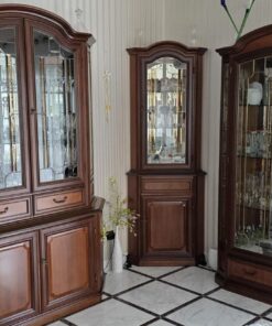 Merano Nussbaum Vitrine 1