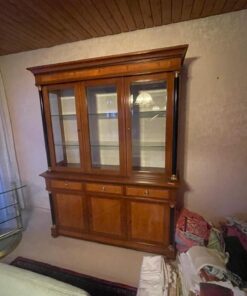 Eleganter Vitrinen-Schrank aus massivem Nussbaumholz – stilvolles Design