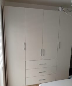 Neuer noch nicht komplett aufgebauter Kleiderschrank