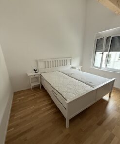 Bett inklusive Matratzen und Nachttischschrönke
