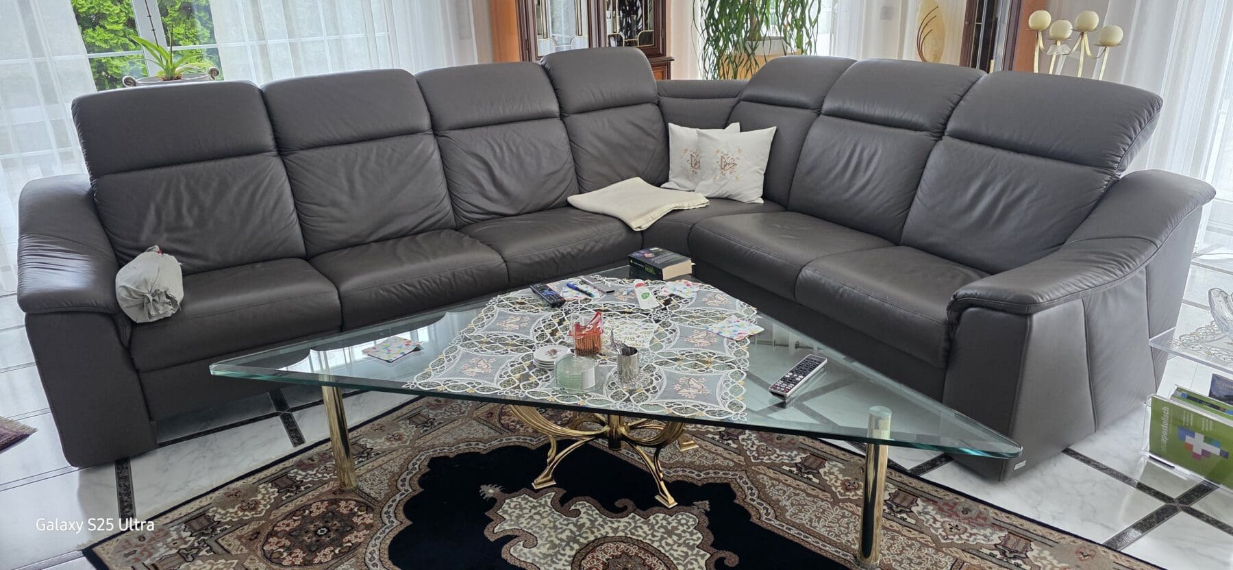 Ledereckcouch-320x270x105cm-in-4-Teile-zerlegbar-Glastisch-145x145x45cm-scaled-1.jpg