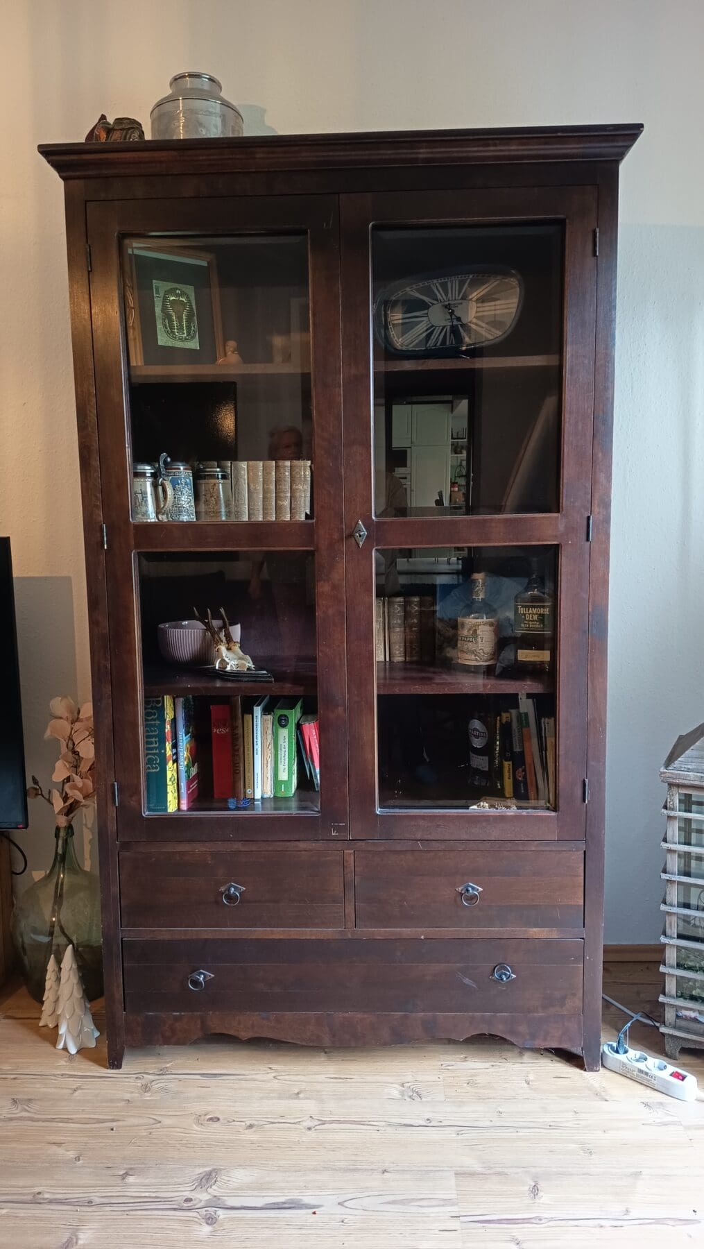 Schrank-gross-1-scaled-1.jpg
