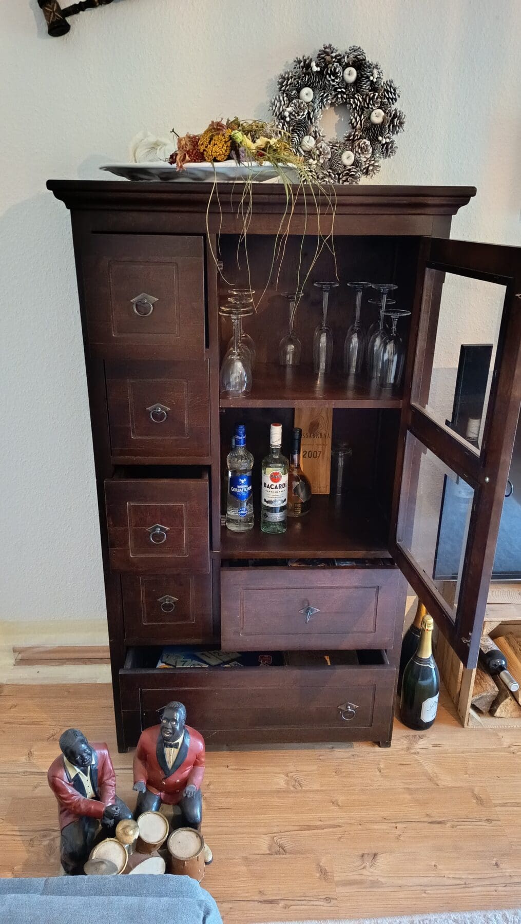 Schrank-klein-2-scaled-1.jpg