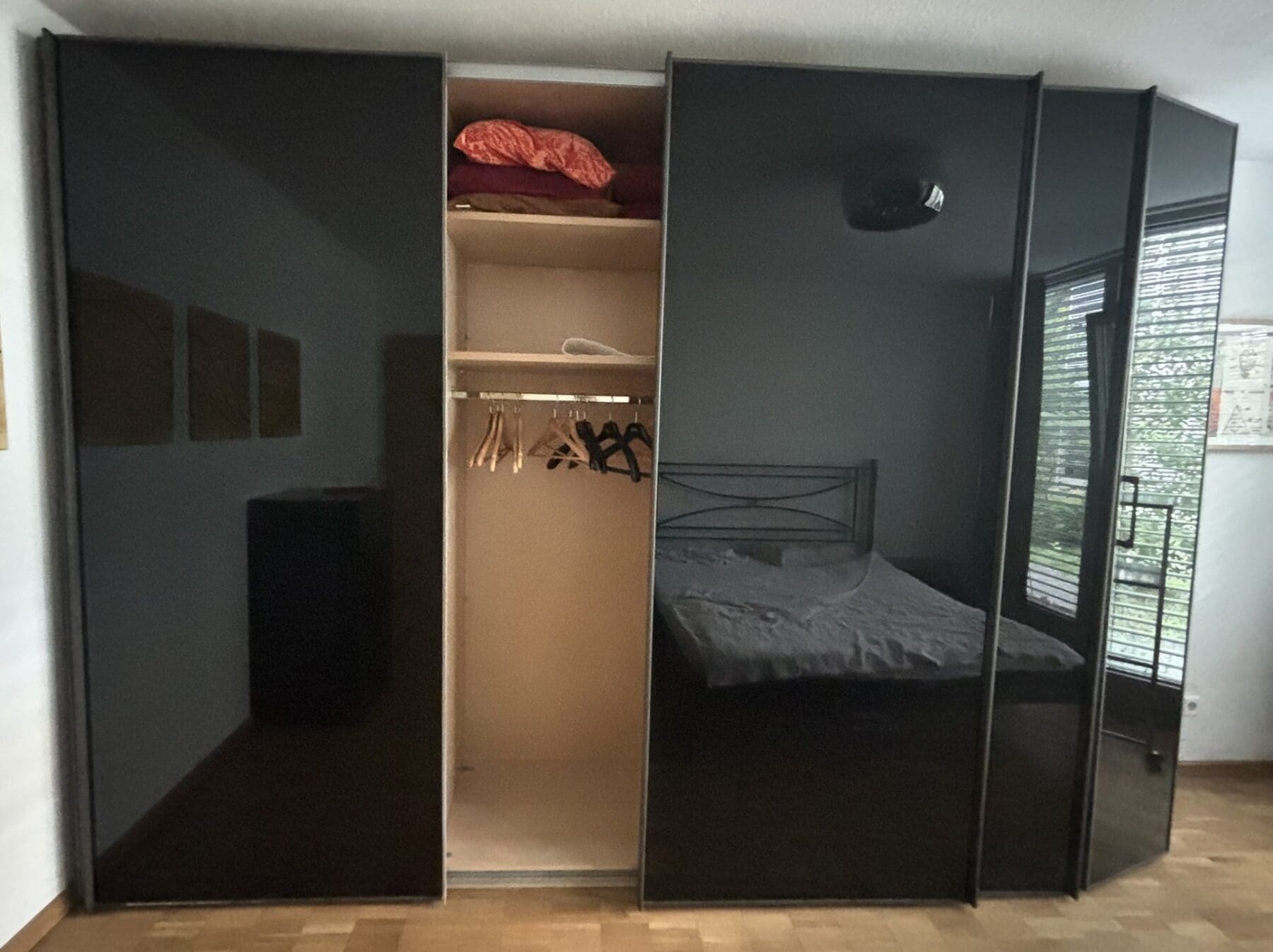 Spiegelschrank_schwarz_4-scaled-1.jpeg