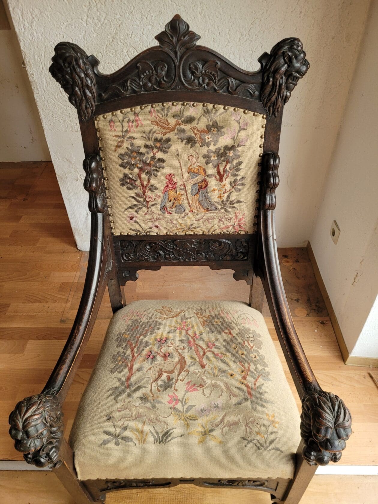 Stuhl-Loewe-front-03-rotated-2.jpg