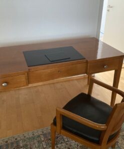 Schreibtisch mit Stuhl