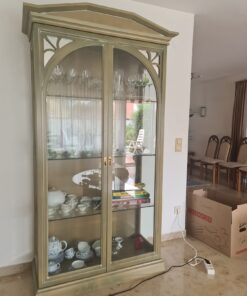 Vitrine in lindgrün