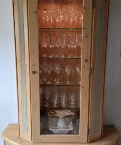 Dekorativer Wohnzimmerschrank, vom Möbelschreiner angefertigt in bester Vollholzqualität