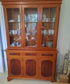 Vitrine, Eibe, Breite= 130 cm, Höhe= 202 cm, Tiefe= 43 cm