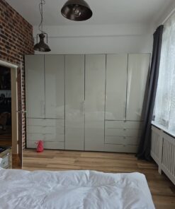KLEIDERSCHRANK