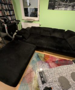 Schwarze Couch mit Hocker