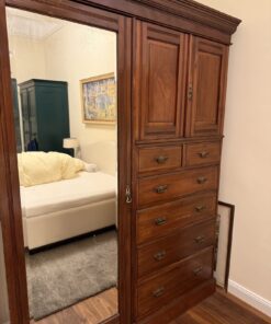 Antiker Kleiderschrank aus Massivholz mit Spiegel