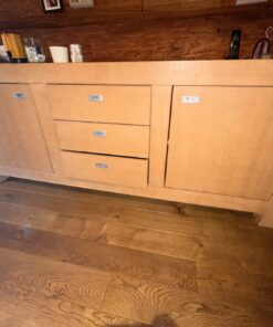 Tisch mit 6 Stühlen und Sideboard