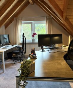 Große Schreibtischanlage - Eckform in Betonoptik mit angestelltem Bürocontainer