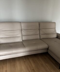 Beiges Echtleder-Sofa mit elektrischer Relax- & Schlaffunktion