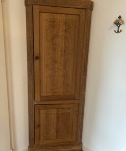 Eckschrank Eiche massiv, geschnitzte Front, Einlegeböden,