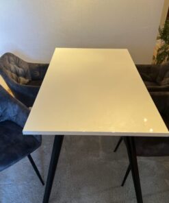 Tisch und 4 Stühle