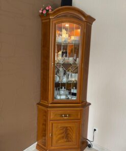 Beleuchtete Eckvitrine