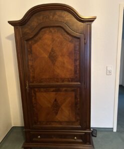 Antiker Kleiderschrank