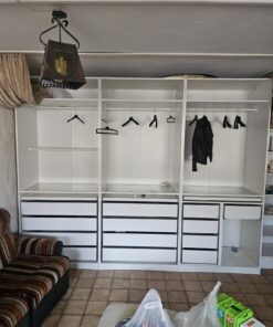 Moderner offener schlafzimmerschrank
