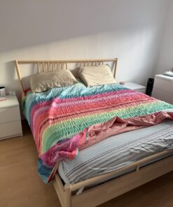 Bett und zwei Nachttischen