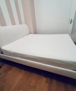 Bett mit versteckten Füßen