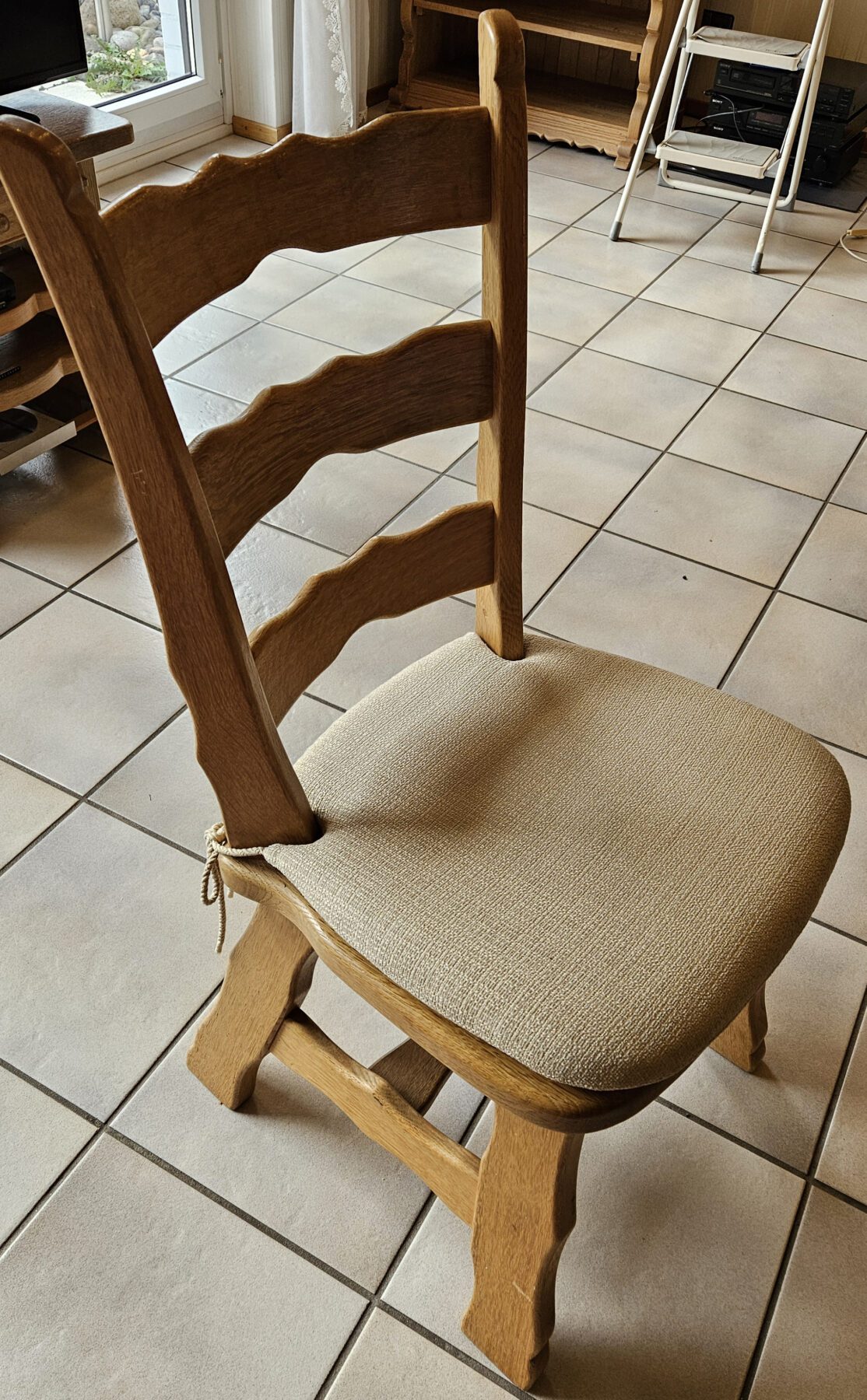 Stuhl-1-scaled-1.jpg
