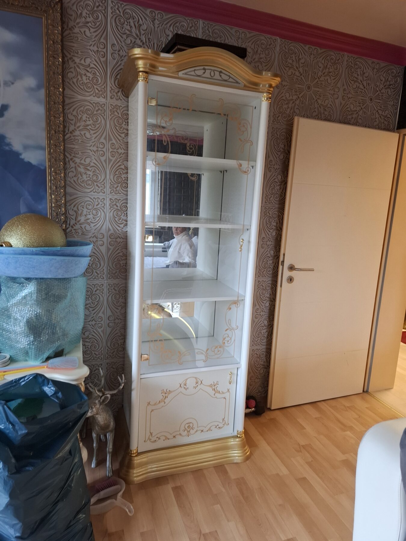 Vitrine-weiss-gold-2-scaled-1.jpg