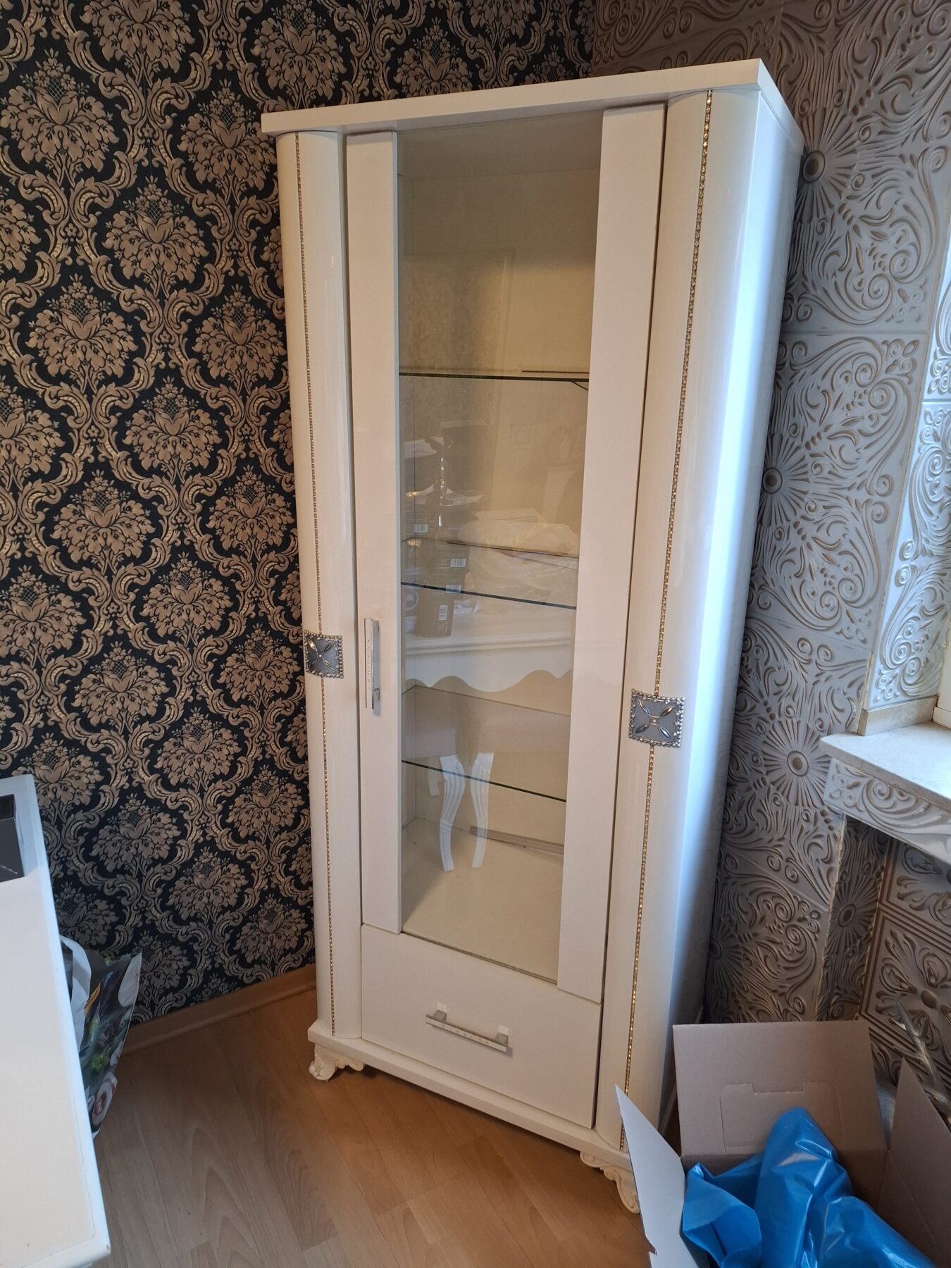 Vitrine-weiss-scaled-1.jpg
