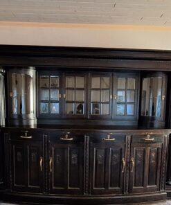 Antiker Wohnzimmerschrank...
