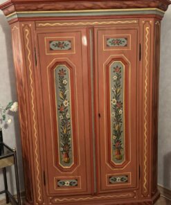 Handbemalter Bauernschrank im antiken Landhaus-Stil – Unikat mit floralen Motiven