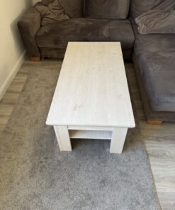 Weißer Couchtisch im Landhausstil