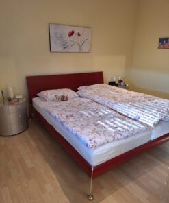 Doppelbett mit Matrazzen und 2 kleine Schränkchen