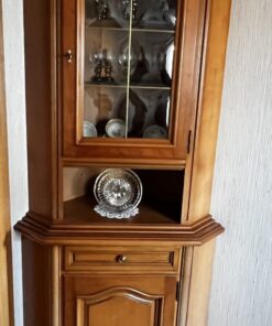 Eckschrank mit Glasvitrine