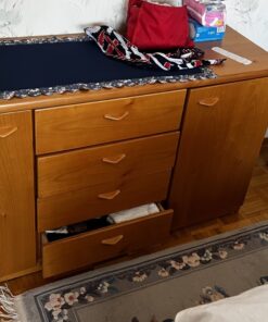 Schrank mit Schubladen und Türen
