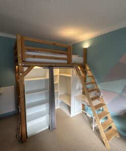 Hochbett mit Ankleide und Bücherregalen