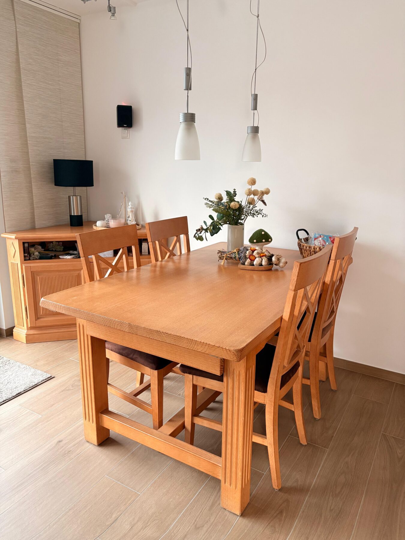 Tisch-und-Stuehle-scaled-1.jpg
