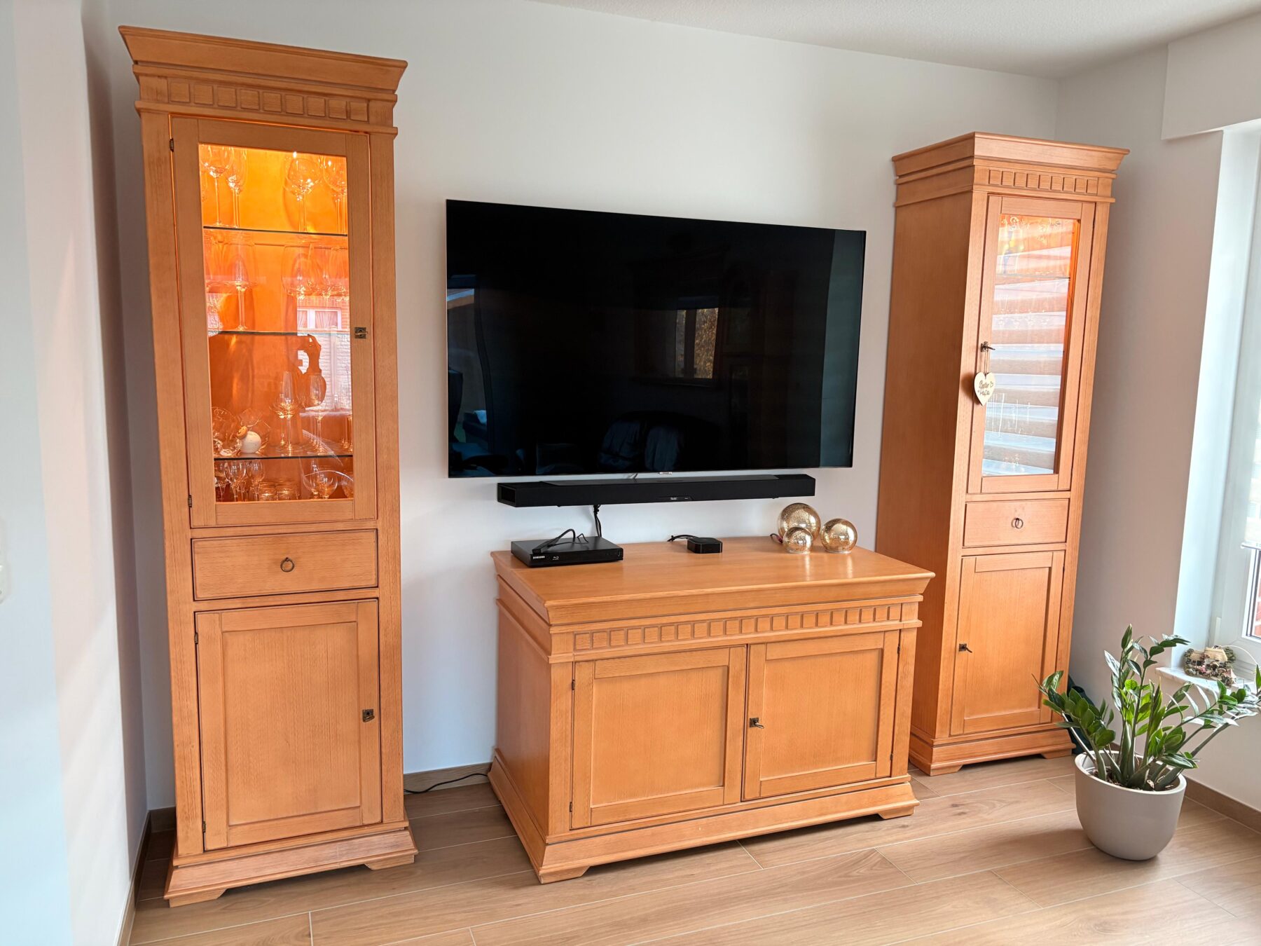 Vitrinen-mit-Schrank-scaled-1.jpg