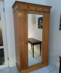 Garderobenschrank mit Intarsien
