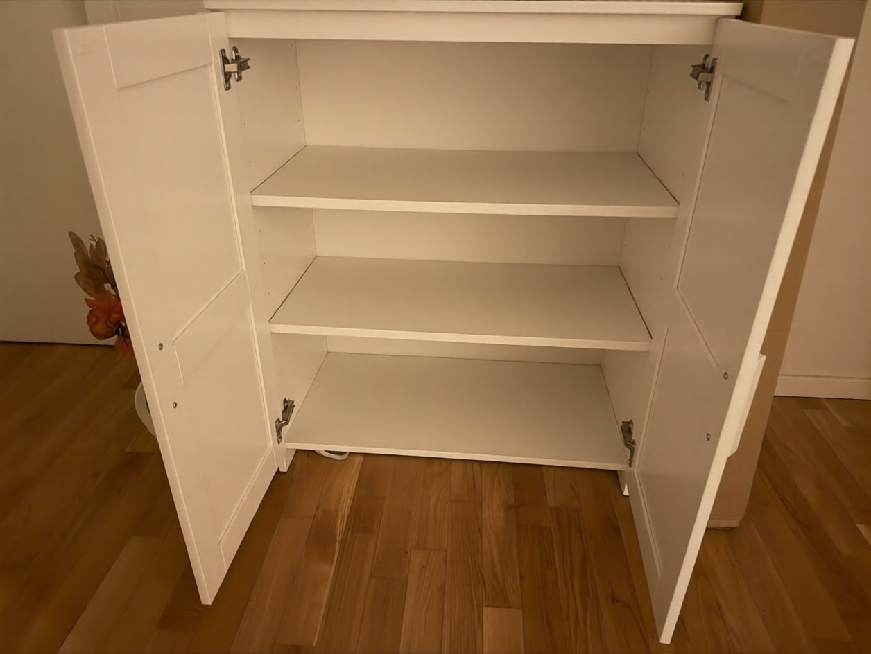 IKEA-Buecherschrank-leer.jpg