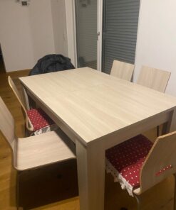 Tisch und Stühle