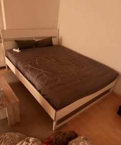 Bett mit Matratze
