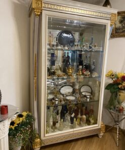 Elegante Vitrine mit Verzierungen