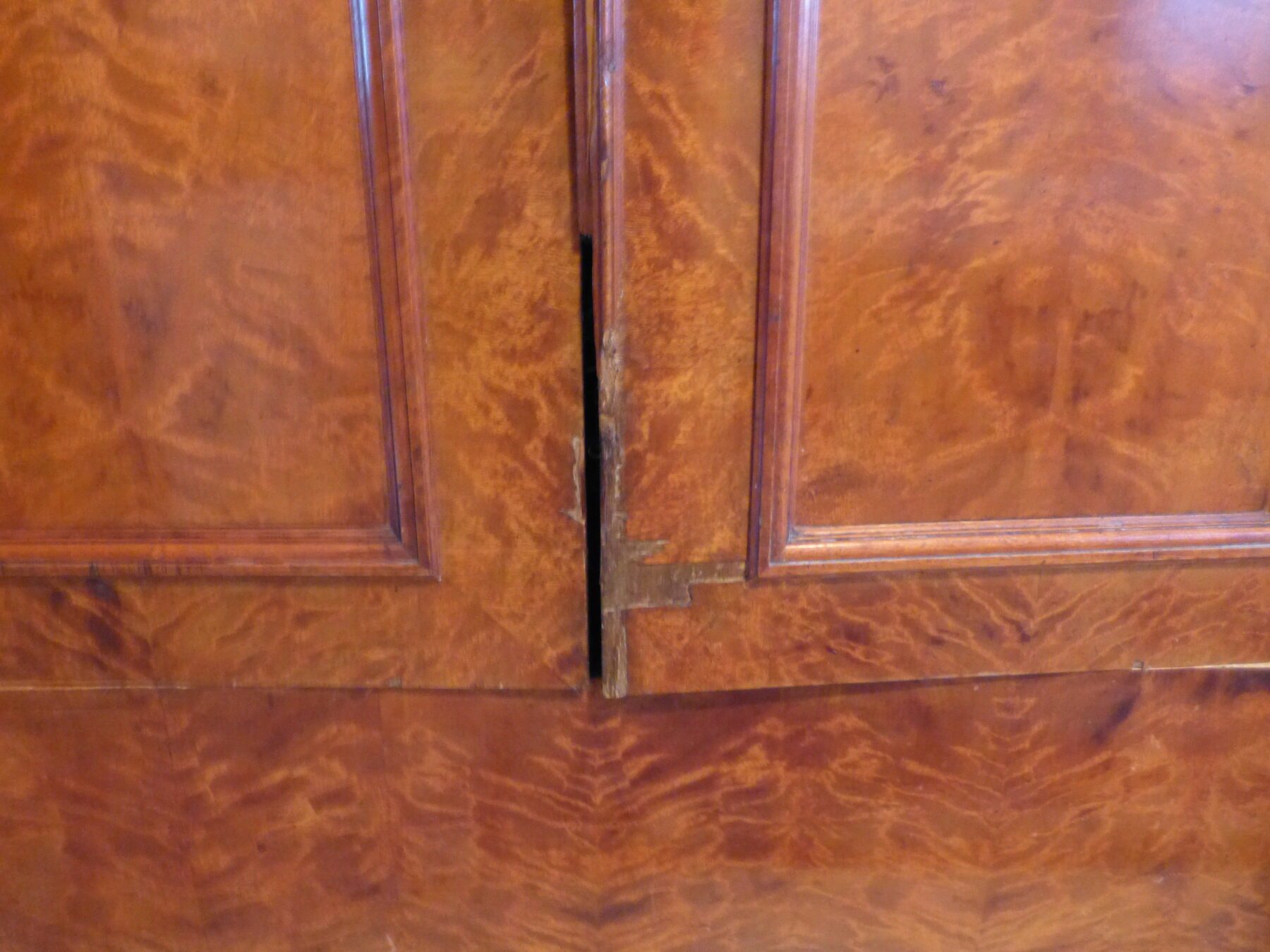 Kleiderschrank-Magdeburger-Rot-19-tes-Jh.-2-scaled-1.jpg