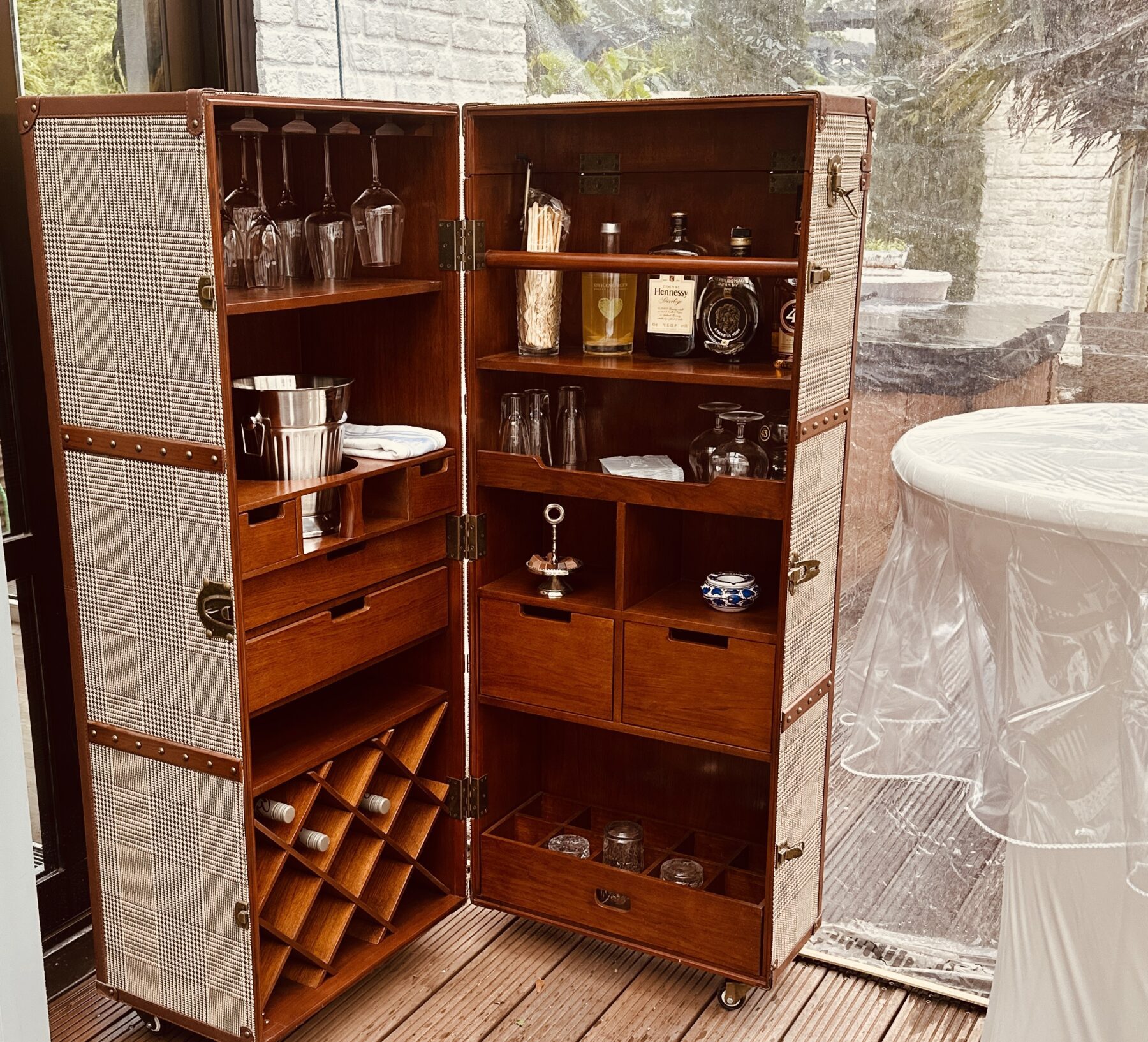 Barschrank-voll-scaled-1.jpg