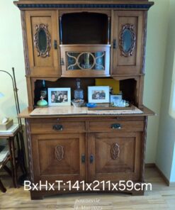 Esszimmerschrank mit herausziehbarer Platte