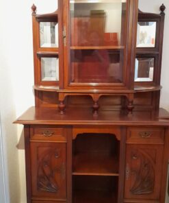 Herrenzimmerschrank mit kunstvollen Schnitzereien