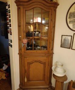 Eckvitrine aus massivem Eichenholz