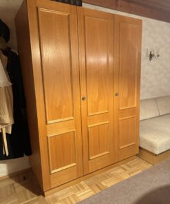 Kleiderschrank aus Holz